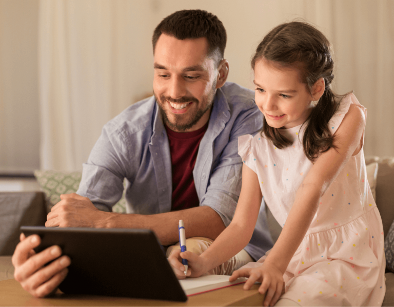Padre con su hija utilizando Trivilandia